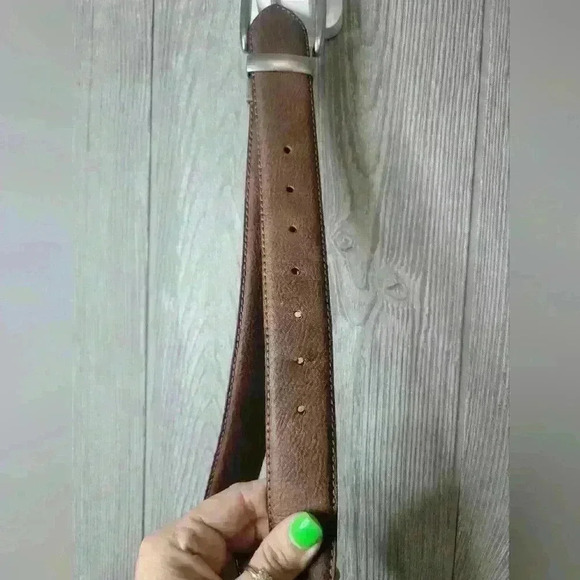 Brown & black belt in one. Metal buckle twist to change belt color preference - Picture 4 of 11